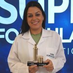A vencedora, que levou o título de Super Formuladora, é a farmacêutica e especialista em cosmetologia, Juliana Ibelli, de 34 anos