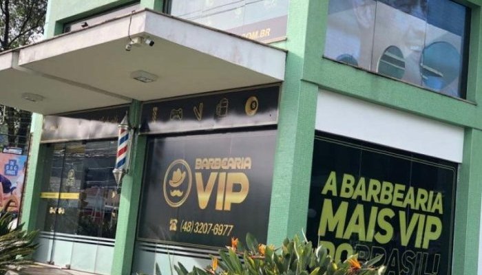 Barbearia Vip doa R$ 19 mil em shampoo para acolhimento de moradores de rua
