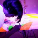 As pinturas florescentes e o neon são as ferramentas preferidas do artista Houxo Que. © YSL Beauté