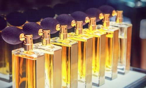 Mais acessíveis que outros produtos de luxo, os cosméticos desafiam a crise