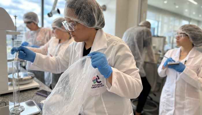 Formulação: A IMCD expande seu programa Futuras Cientistas no Brasil