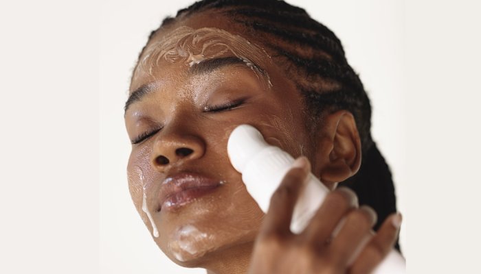 Skinimalismo volta a ganhar forças no Brasil diante do “beauty burnout”