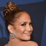 Jennifer Lopez anunciou o lançamento de sua própria marca de cosméticos, com itens cuidados com a pele e maquiagem, por meio de suas contas em redes sociais (Foto : © Chris Delmas / AFP)