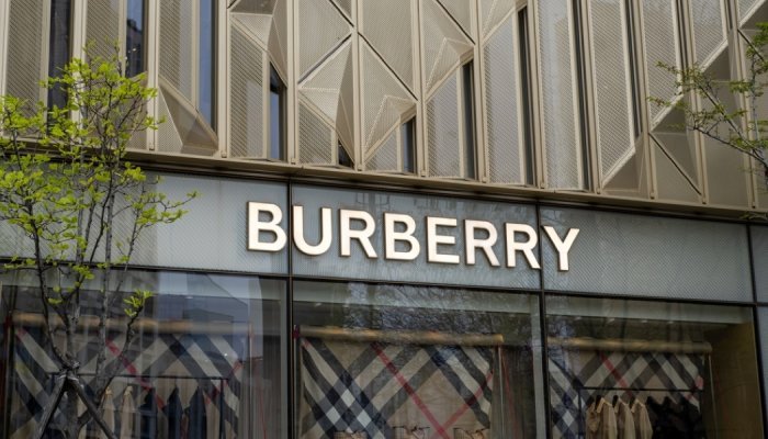 Apesar do recuo na Bolsa, Burberry mantém aura de ícone do luxo britânico