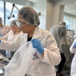 Da esquerda para a direita: Maria Kirillos Sauda Tranchesi, estudante, Ângela de Fátima Ricardo Balduci, estudante, Olinda Carvalho Rodrigues De Jesus, estudante, Marcus Alves, gerente técnico de produtos da IMCD, e Renata Rossi, supervisora de laboratório da Roquette (Foto: IMCD)