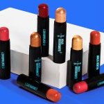 Pioneira em base stick, Catharine Hill lançou blushes e iluminadores no formato