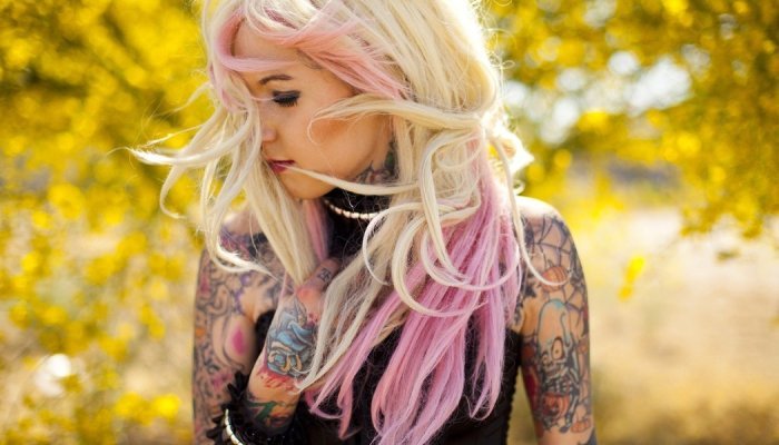 Marcas de cosméticos investem no cuidado da pele tatuada