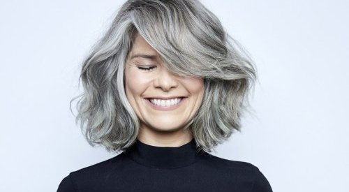 Mais do que tendência, cabelo grisalho é movimento de libertação