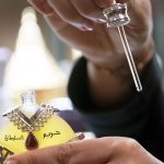 No formato conta-gotas, perfume em óleo propõe uma nova experiência sensorial