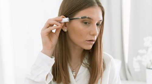 Brasileiras gastam R$1.530 por ano em maquiagem, preço é o fator determinante