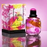 O frasco do Paris Premières Roses se torna uma obra tridimensional sob o pincel de Houxo Que. © YSL Beauté