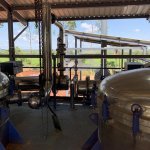 A Nelixia estabeleceu sua destilaria nas proximidades de uma escola agrícola. O objetivo era criar novos empregos graças à produção de óleo essencial de pau-santo