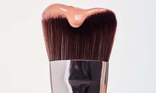 Cosmogen cria para Clarins pincel de base inspirado na técnica gua sha