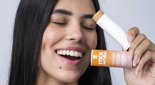 Marca de cosméticos veganos lança base multifuncional, livre de Oxibenzona