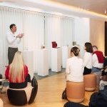 O Coty Fragrance Club reúne especialistas em perfumes, treinadores, criadores e formadores de opinião em torno das equipes de perfumaria do grupo (Foto: Coty)