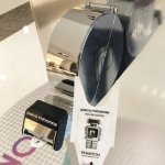 A Adhespack lançou o Ticket Scent, tecnologia inspirada nos dispensadores de senhas para filas, adaptada e patenteada para amostras de perfumes. 