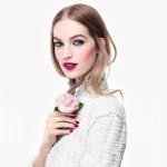 Vanessa Axente maquiada com produtos da coleção Rêverie Parisienne da Chanel. © Solve Sundsbo pour Chanel