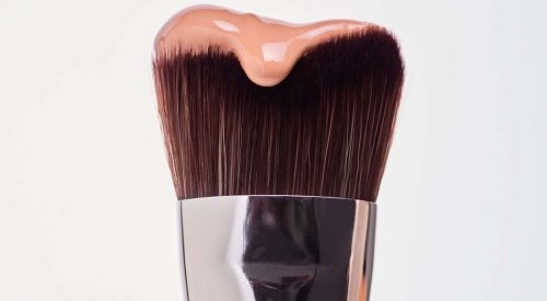 Cosmogen cria para Clarins pincel de base inspirado na técnica gua sha