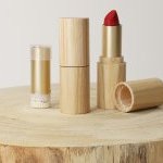 Aptar e Quadpack se unem para criar batom recarregável com embalagem de madeira