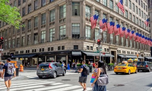 A varejista de luxo norte-americana Saks Global pede falência