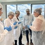 À frente: Olinda Carvalho Rodrigues De Jesus, estudante. Atrás, da esquerda para a direita: Karoline Mathias Leite, aplicadora sênior, Roquette, Renata Rossi, supervisora de laboratório, Roquette, e Ângela de Fátima Ricardo Balduci, estudante. (Foto: IMCD)