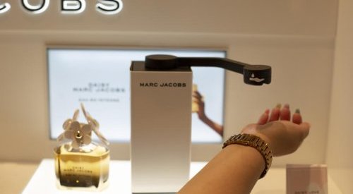 Coty instala testadores de perfume sem contato nas lojas de seus revendedores