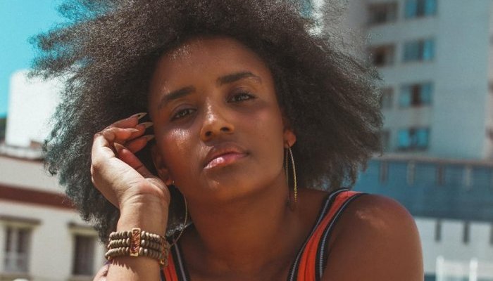 Marcas de proteção solar investem em versões pigmentadas de seus produtos