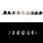 A cápsula pode ter, por exemplo, apenas um discreto traço dourado, ou ser inteiramente decorada em forma de lua.