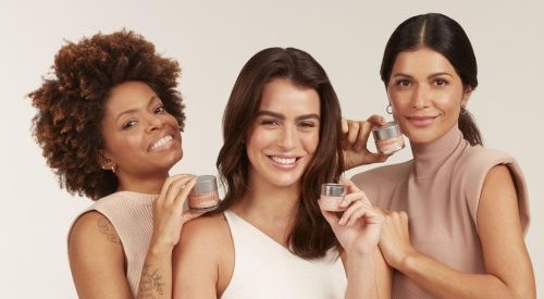 Clinique produz sua primeira campanha no Brasil para lançar o Moisture Surge