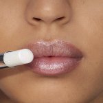 Sephora Collection lança About That Shine, batom com textura de balm e acabamento super brilhante