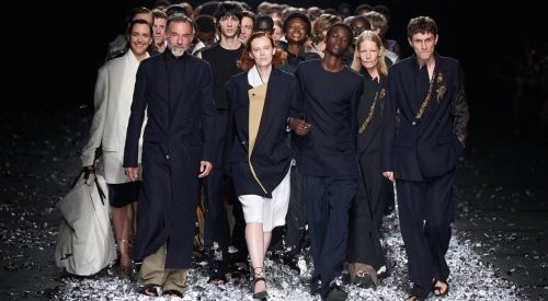 Dries Van Noten se despede das passarelas em Paris após quatro décadas de moda