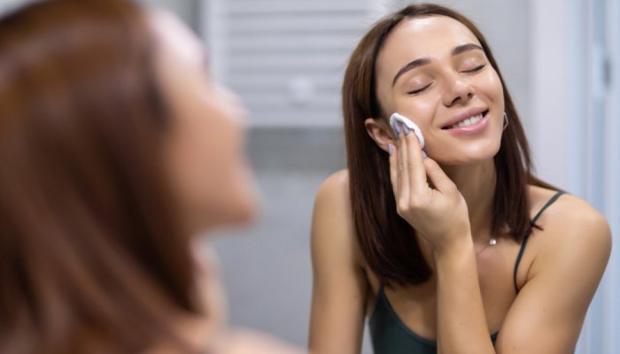 Estudo encontra relação entre uso de cosméticos e poluentes no organismo