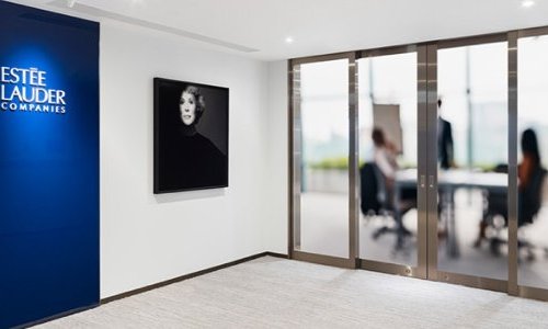 The Estée Lauder Companies confirma negociações com a Puig para possível fusão