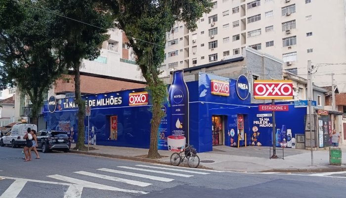 Oxxo e Nivea levam loja emblemática ao litoral e reforçam parceria no verão