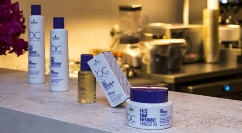 Schwarzkopf celebra lançamento da linha Bonacure Clean Performance Frizz Away