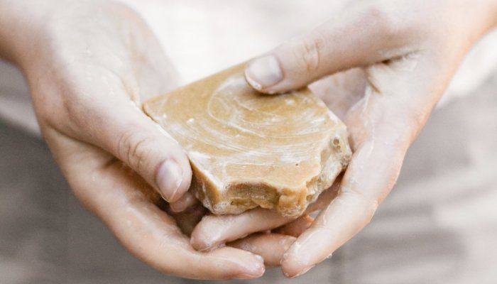 Nova lei isenta cosméticos e perfumes artesanais de registro na Anvisa