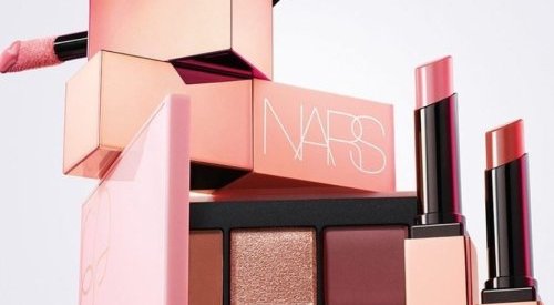 Nars amplia a linha Afterglow com tons vibrantes e brilho radiante