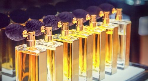 Mais acessíveis que outros produtos de luxo, os cosméticos desafiam a crise