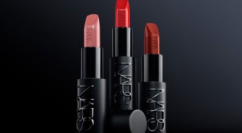 Nars apresenta nova coleção de batons em campanha com embaixadoras icônicas
