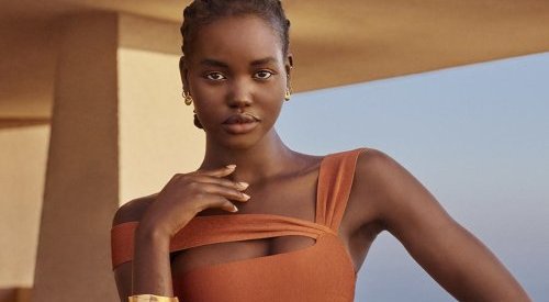 Aclamada modelo Adut Akech é como nova embaixadora mundial da Estée Lauder