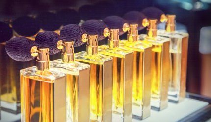 Mais acessíveis que outros produtos de luxo, os cosméticos desafiam a crise