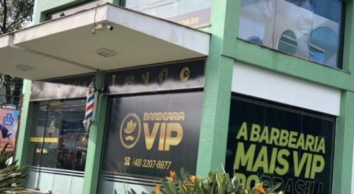 Barbearia Vip doa R$ 19 mil em shampoo para acolhimento de moradores de rua