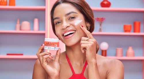 Vult divulga linha de skincare em nova campanha com Lucy Alves
