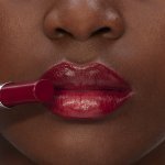 Sephora Collection lança About That Shine, batom com textura de balm e acabamento super brilhante