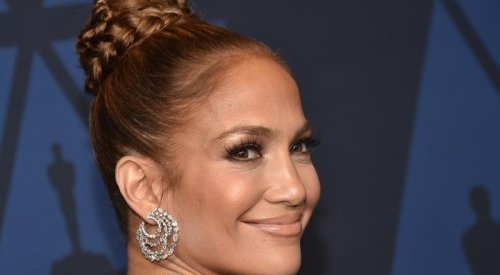 Jennifer Lopez lança sua própria marca de cosméticos