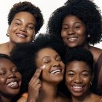 Mercado de cosméticos para população negra evoluiu nos últimos anos para fundadora de Negra Rosa (ao centro)