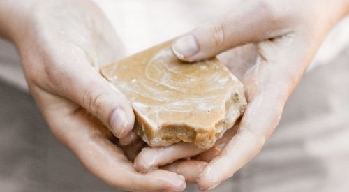 Nova lei isenta cosméticos e perfumes artesanais de registro na Anvisa