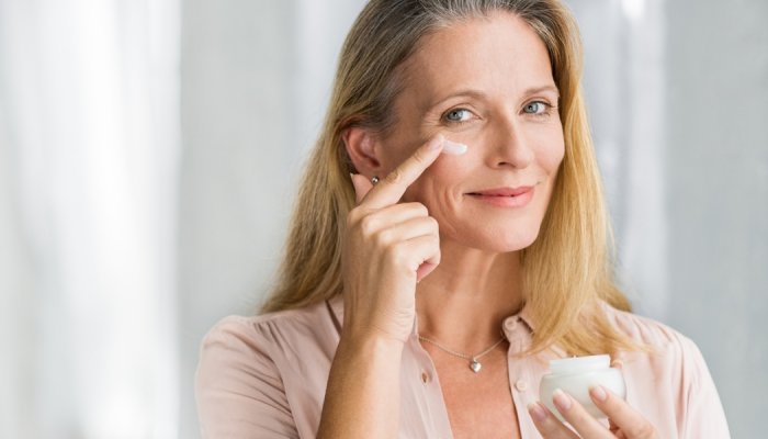 Indústria investe em produtos específicos para pele da mulher na menopausa