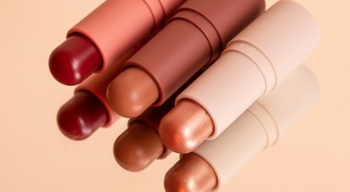 Mari Saad estreia seu portfólio no mercado de beleza com o make hibrido Mascavo