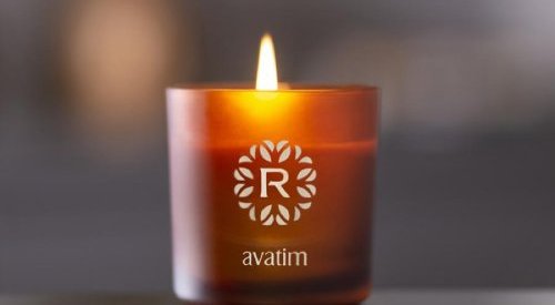 Marcas de cosméticos incluem velas para massagem no catálogo de produtos